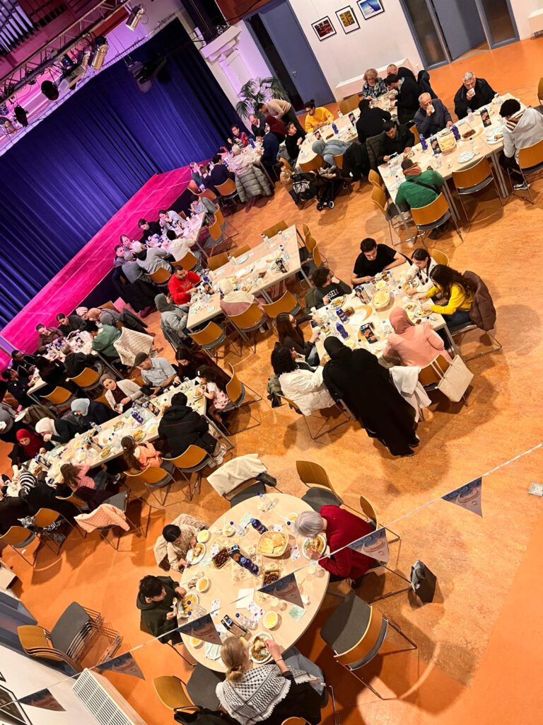 Lees meer over het artikel Samen aan tafel tijdens Inclusia-iftars in de Hoeksche Waard en Vlaardingen